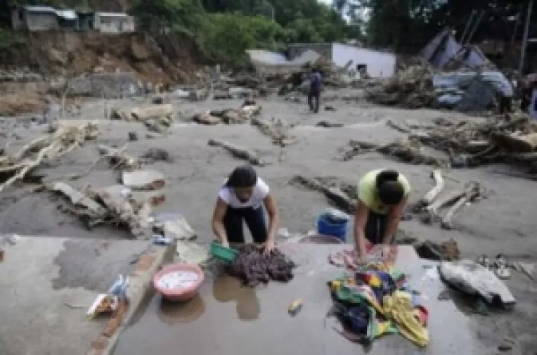 The Telegraph: Udrea a provocat furia sinistratilor carora le-a dat pantofi cu toc si ciocolata