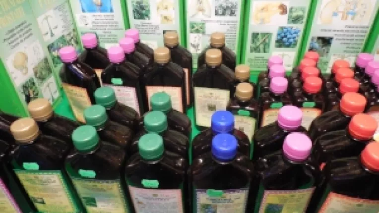 Tincturi 100% naturale, la standul fitoterapeutului Marius Tarban din Poienii de Jos, Bihor