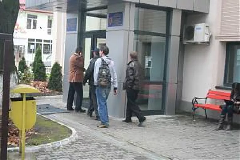 Traficanti de droguri cautati de mascati.