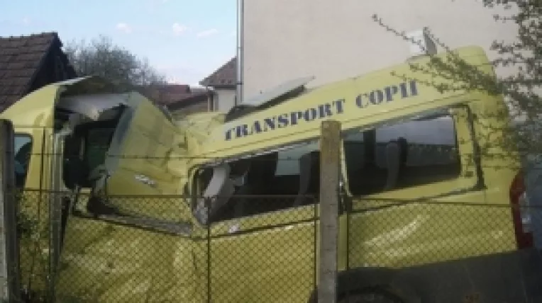 Un microbuz scolar s-a ciocnit cu un autoturism Logan, pe DN 71