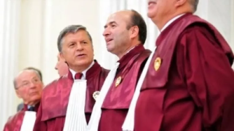 Verdictul CCR: Angajarea raspunderii Guvernului pe Legea educatiei este neconstitutionala. Guvernul a  incalcat competenta Parlamentului de unica autoritate legiuitoare