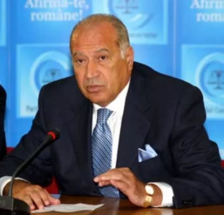 Voiculescu a demisionat din Senat